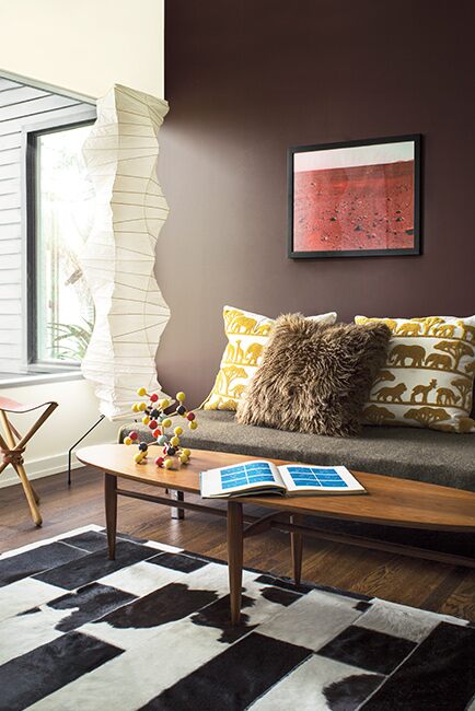 Гостиная в стиле Midcentury Modern с коричневой акцентной стеной
